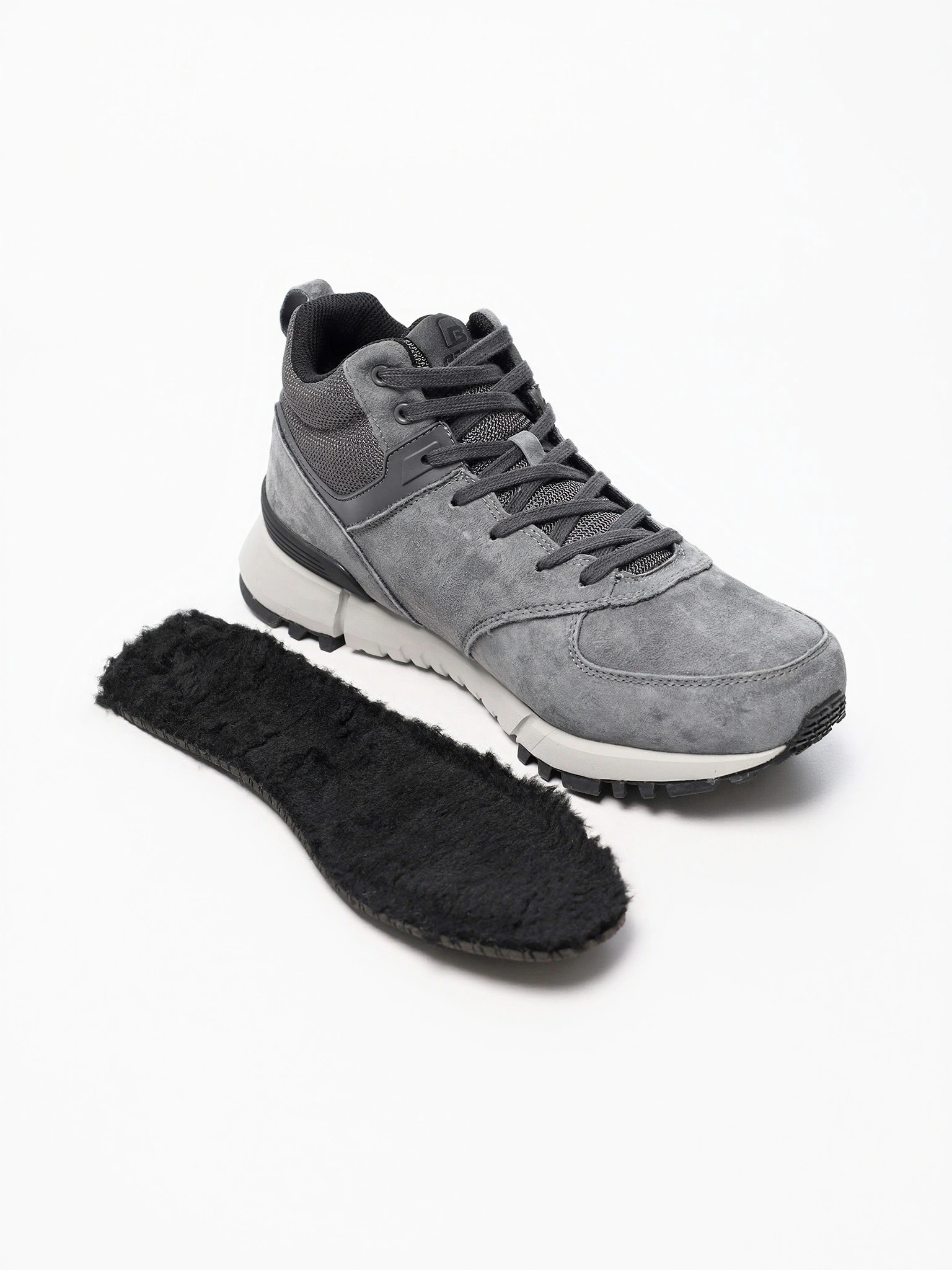 Кроссовки серого цвета комбинированные на рельефной подошве